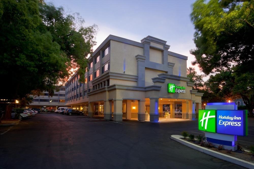 HOLIDAY INN EXPRESS SACRAMENTO CONVENTION CENTER photo 4