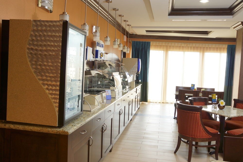 HOLIDAY INN EXPRESS & SUITES SAN ANTONIO SE BY AT&T CENTER