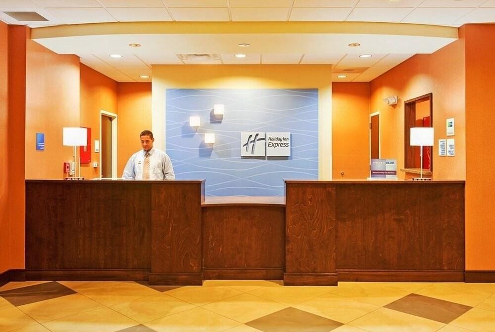 HOLIDAY INN EXPRESS & SUITES SAN ANTONIO SE BY AT&T CENTER photo 3