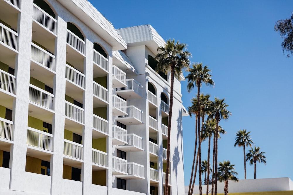 HOLIDAY INN & SUITES PHOENIX-MESA/CHANDLER photo 2