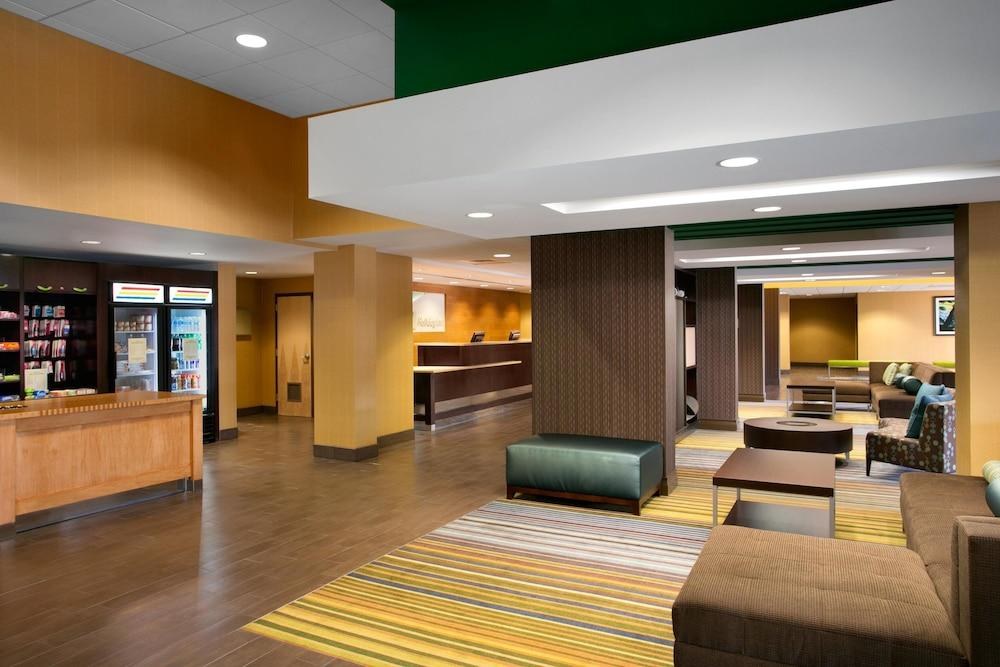 HOLIDAY INN SOUTH COUNTY CENTER photo 2
