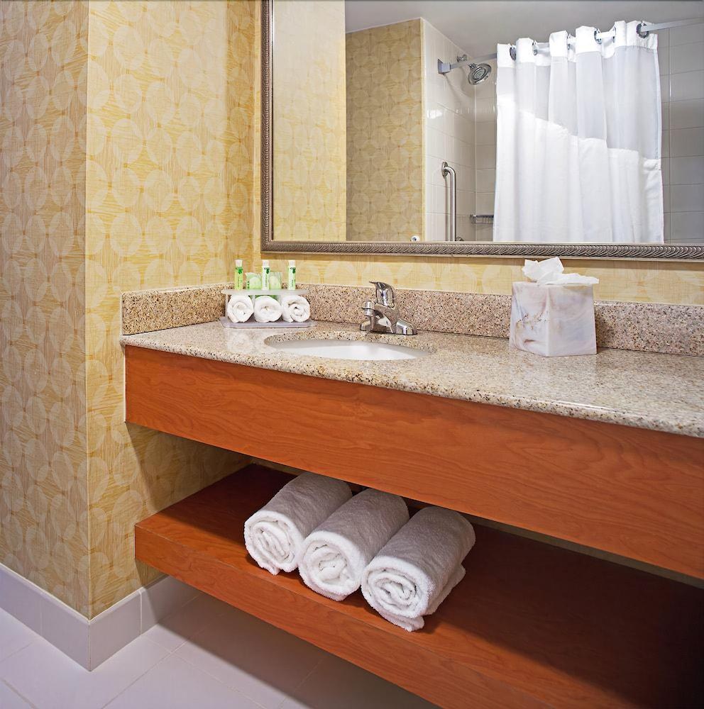 HOLIDAY INN EXPRESS HOTEL & SUITES VA BEACH OCEANFRONT photo 2