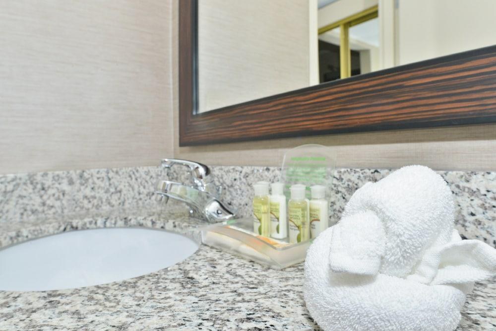 DoubleTree by Hilton Raleigh Midtown photo 2