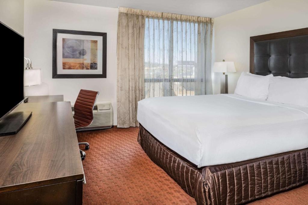 Wyndham Sacramento photo 2