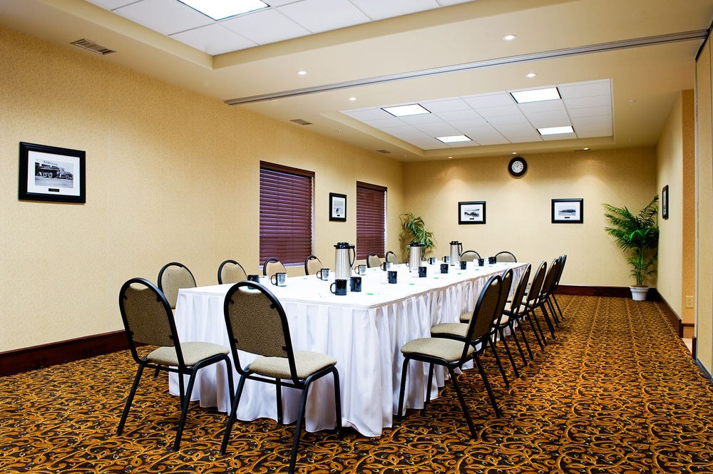 HOLIDAY INN HOTEL & SUITES photo 1