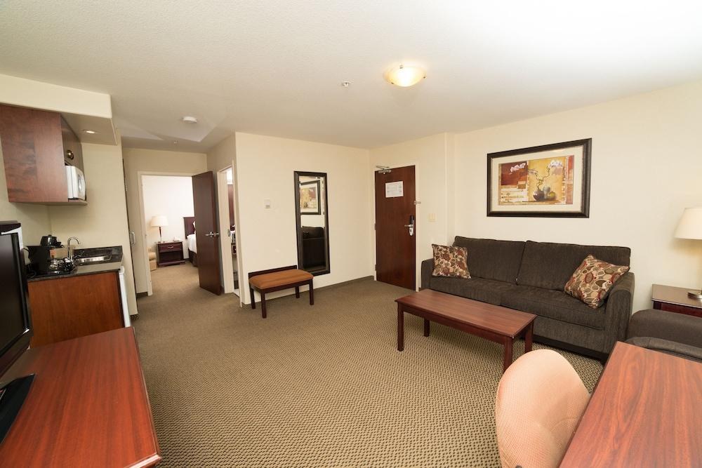 HOLIDAY INN HOTEL & SUITES photo 3