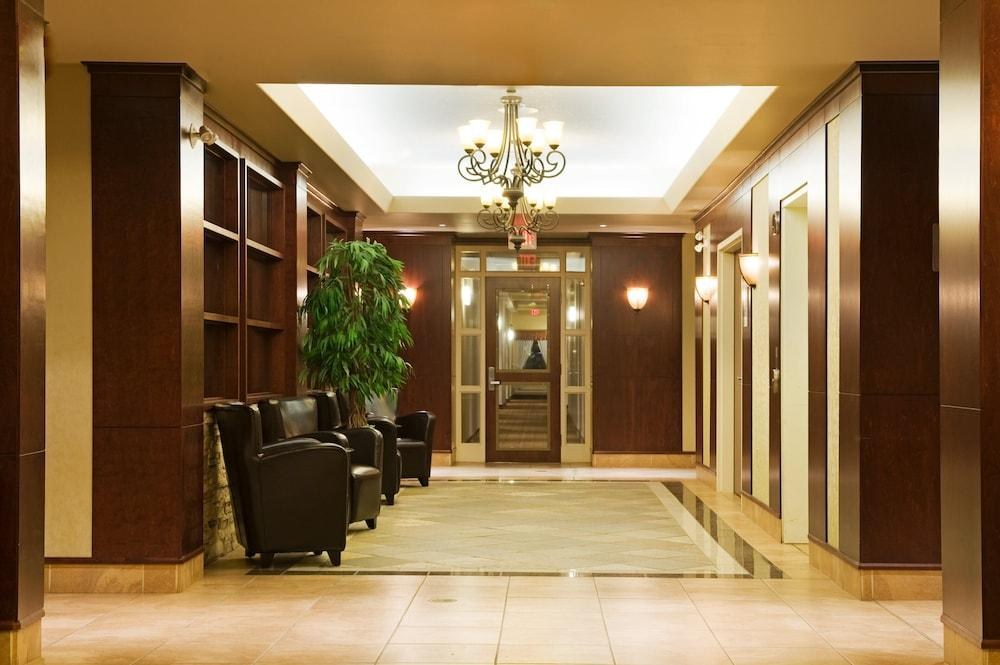 HOLIDAY INN HOTEL & SUITES photo 4