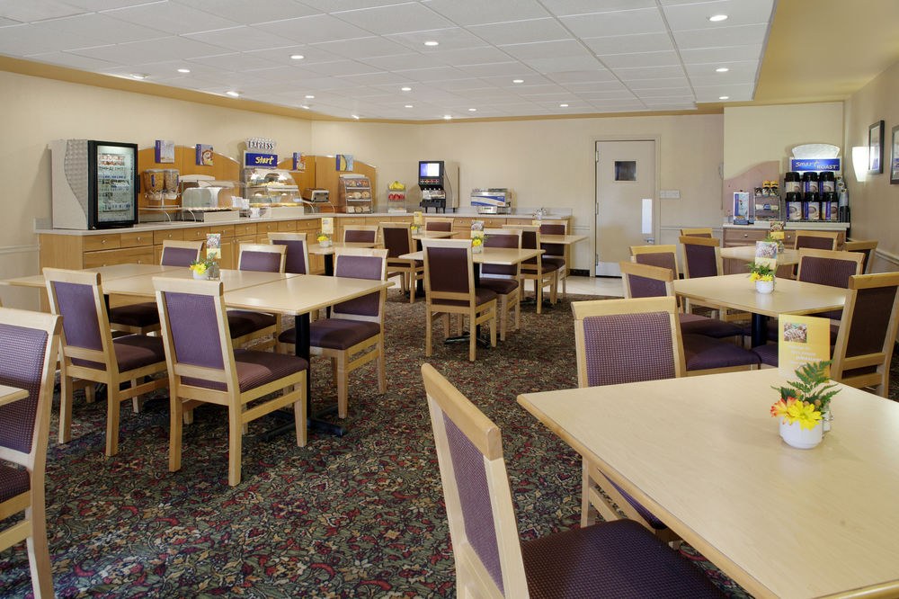 HOLIDAY INN EXPRESS SUITES DOWNTOWN