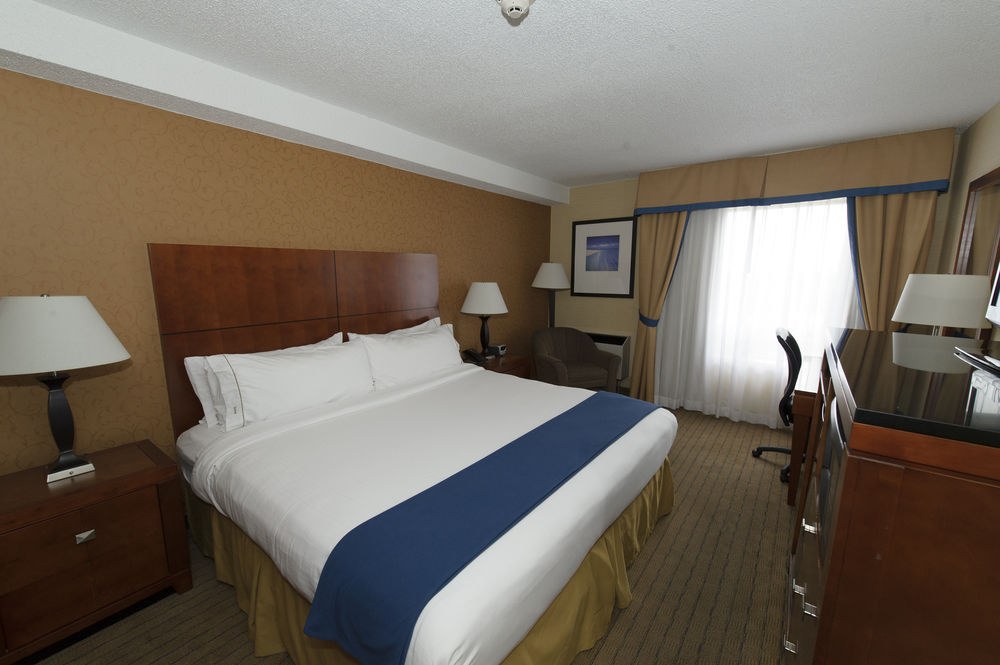HOLIDAY INN EXPRESS SUITES DOWNTOWN photo 1