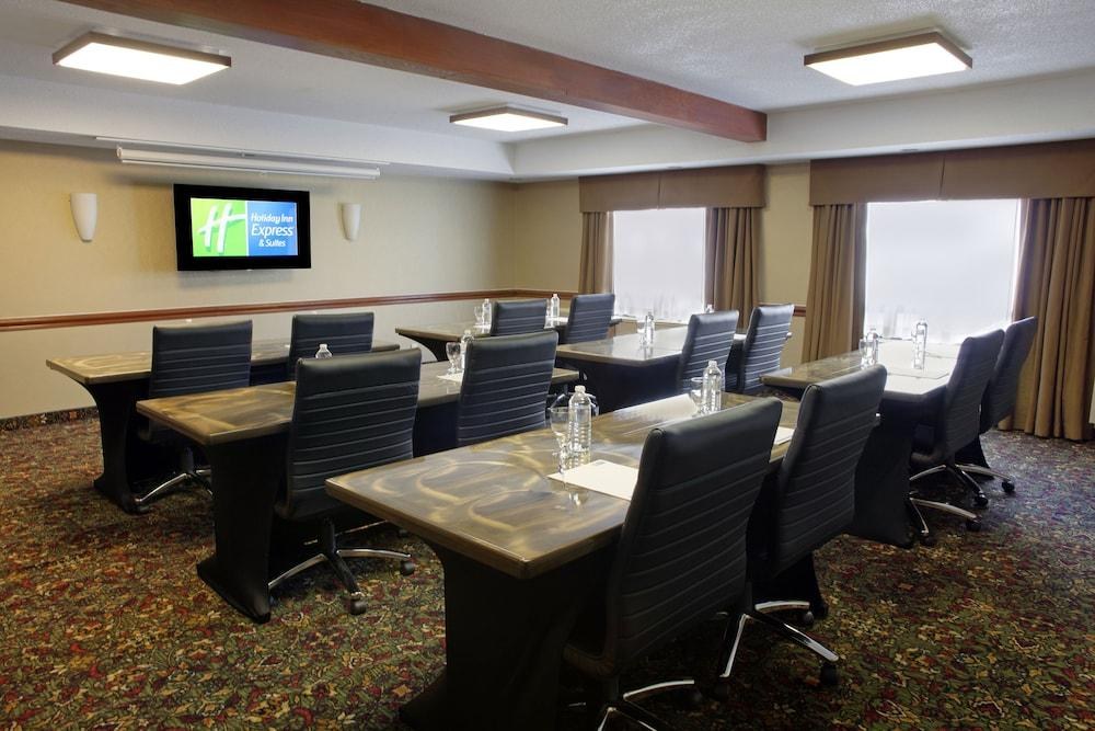 HOLIDAY INN EXPRESS SUITES DOWNTOWN photo 2