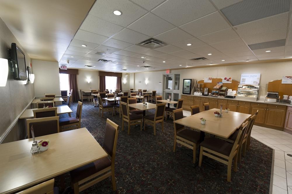 HOLIDAY INN EXPRESS SUITES DOWNTOWN photo 4