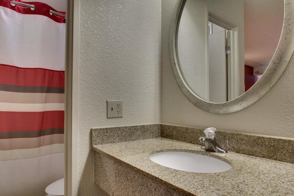 RED ROOF INN ST LOUIS WESTPORT #126 photo 4