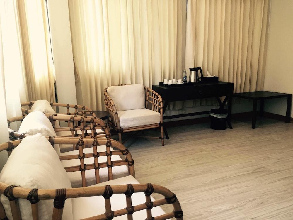 99 The Gallery Hotel photo 3