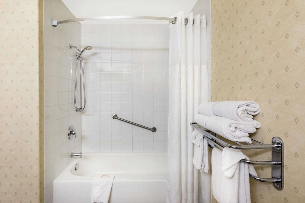 RAMADA GRANDE PRAIRIE photo 4