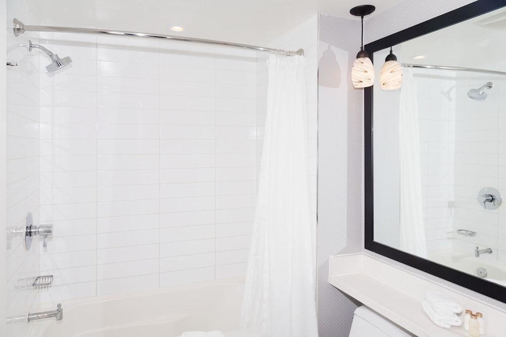 SANDMAN SIGNATURE HOTEL & SUITES EDMONTON SOUTH photo 3