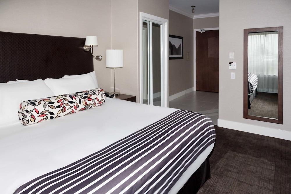 SANDMAN SIGNATURE HOTEL & SUITES EDMONTON SOUTH photo 4