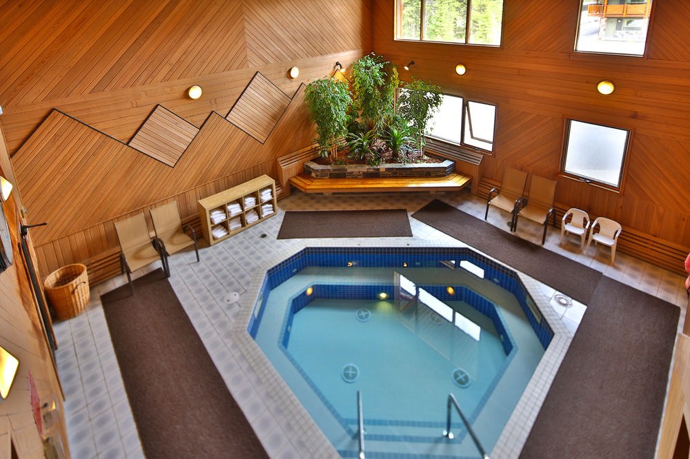 MOUNTAINEER LODGE