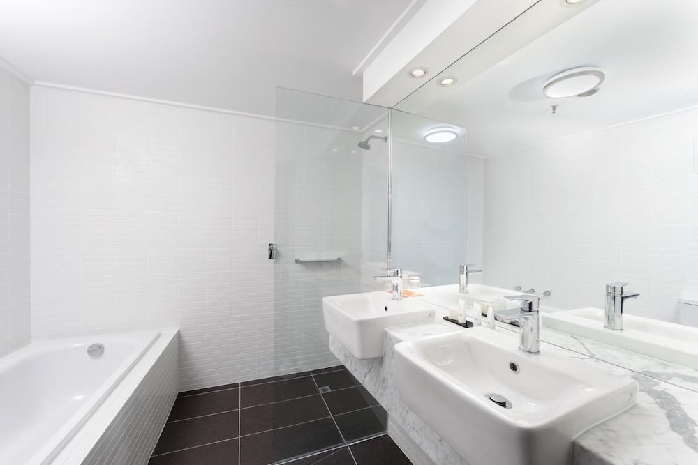 RYDGES CAPITAL HILL photo 3