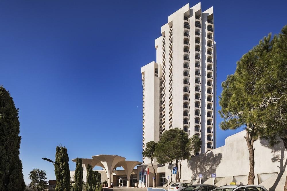 CROWNE PLAZA photo 3