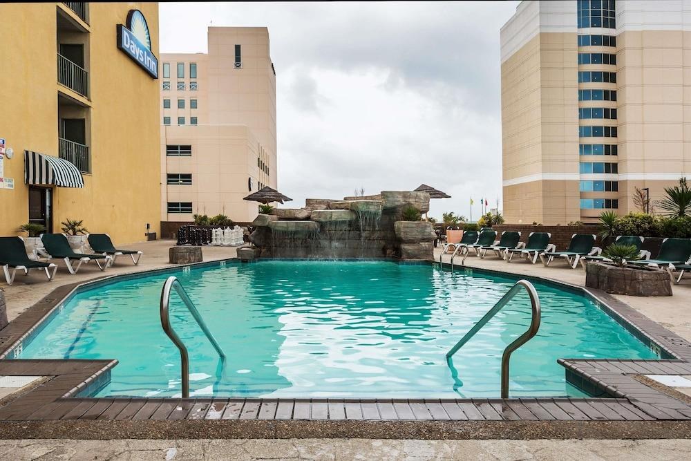 DAYS INN BY WYNDHAM VIRGINIA BEACH AT THE BEACH photo 3