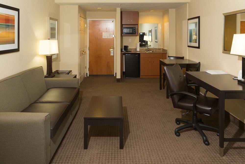 HOLIDAY INN EXPRESS & SUITES JACKSONVILLE AIRPORT photo 4