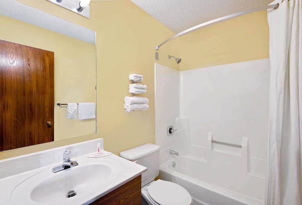 SUPER 8 BY WYNDHAM SOMERSET photo 3