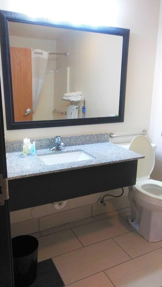 QUALITY SUITES photo 3