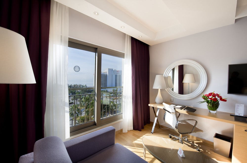 AKRA V HOTEL