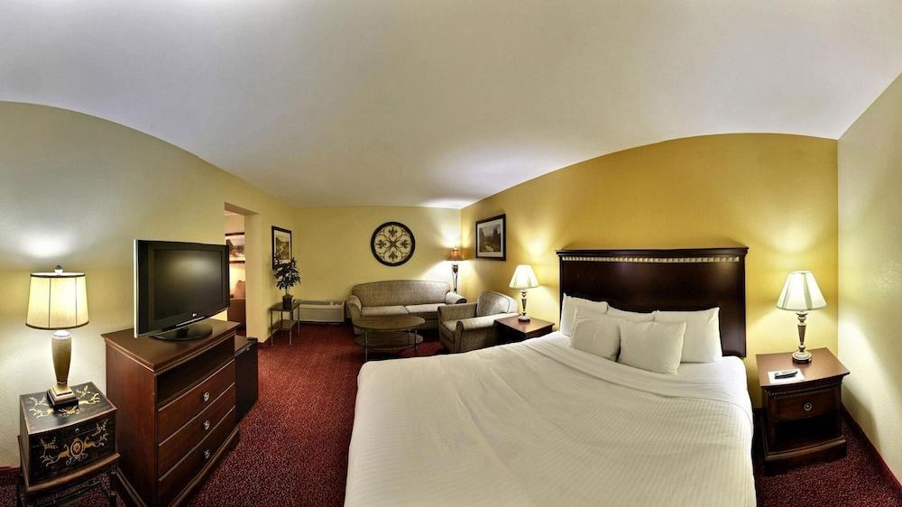 CLARION INN TULSA INTERNATIONAL AIRPORT photo 2
