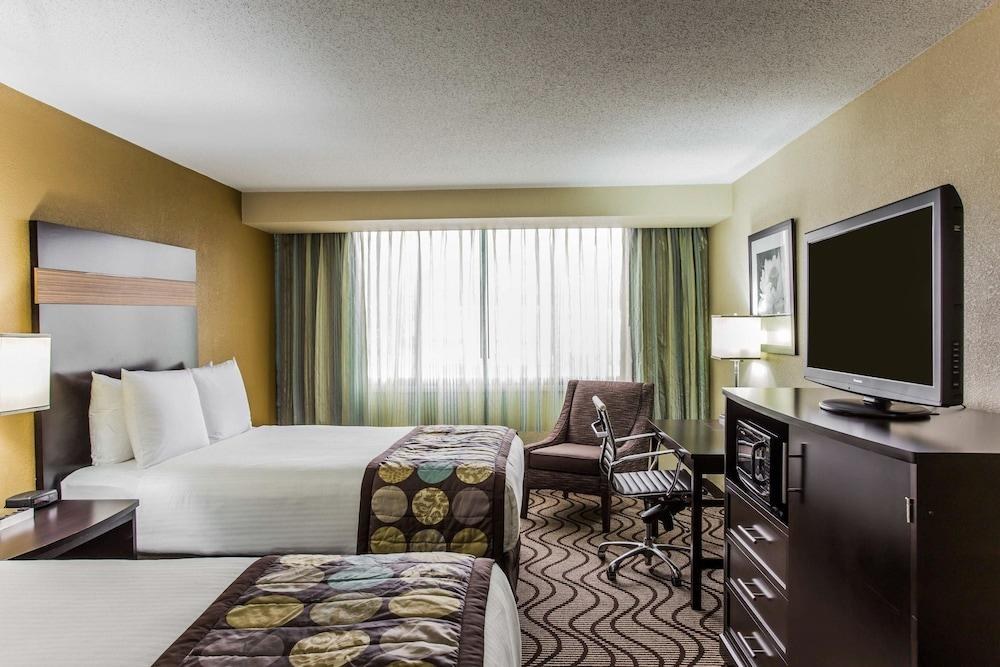 CLARION HOTEL AIRPORT & CONFERENCE CENTER photo 2