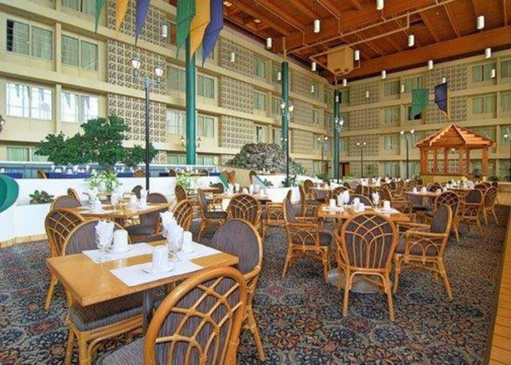 CLARION HOTEL AIRPORT & CONFERENCE CENTER photo 4