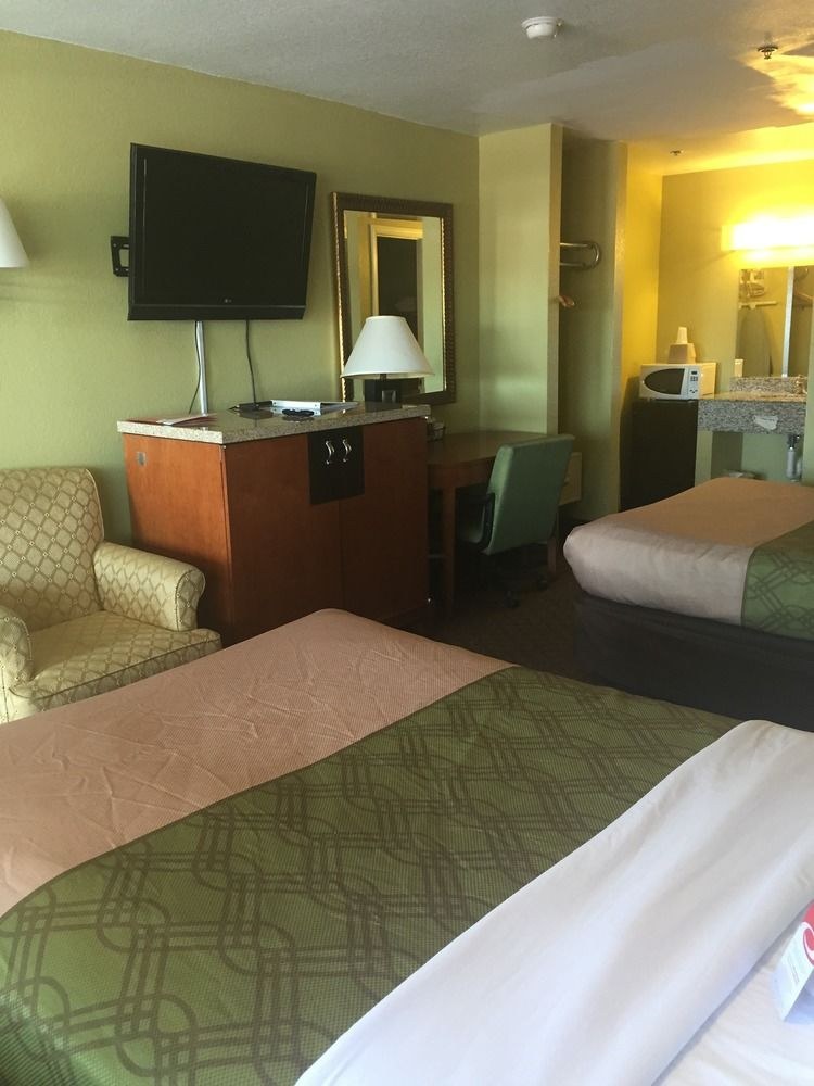 ECONO LODGE INN & SUITES I-64 & US 13