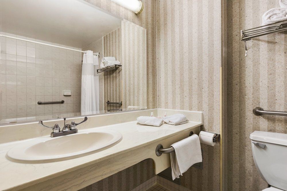 DAYS INN TORONTO EAST LAKEVIEW photo 1