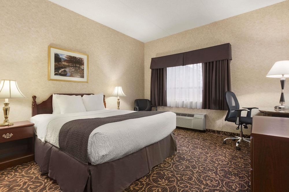 DAYS INN TORONTO EAST LAKEVIEW photo 3