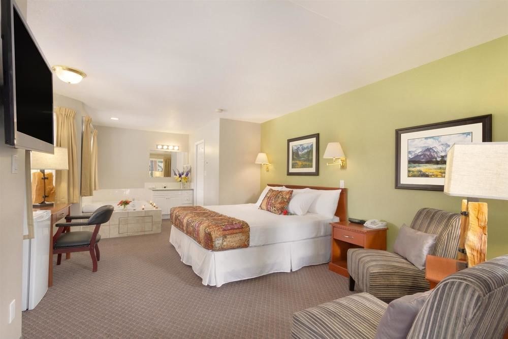 TRAVELODGE GOLDEN SPORTSMAN LODGE