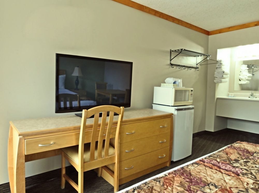 TRAVELODGE GOLDEN SPORTSMAN LODGE photo 1