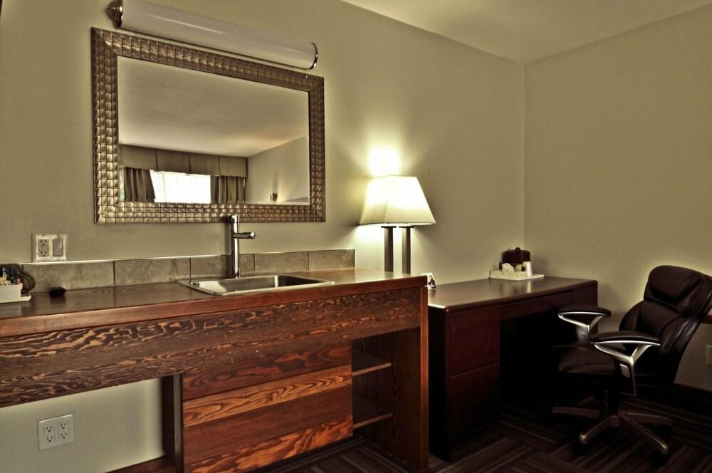 TRAVELODGE GOLDEN SPORTSMAN LODGE photo 3