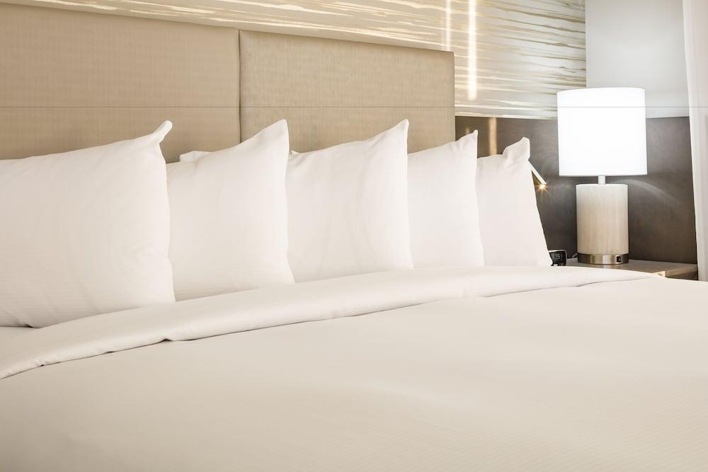 DOUBLETREE BY HILTON BOSTON LOGAN AIRPORT CHELSEA photo 2
