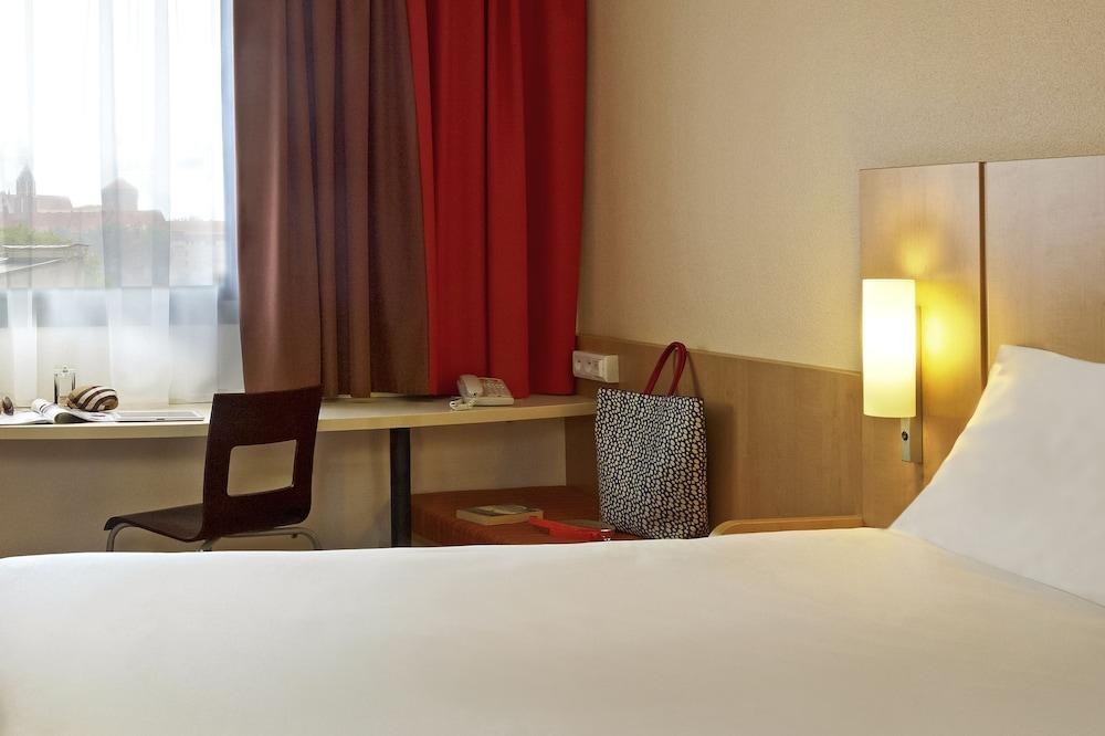 IBIS WARSZAWA OSTROBRAMSKA HOTEL photo 2