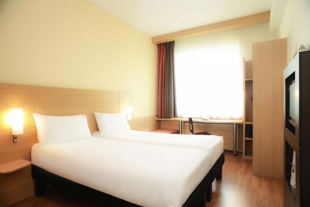 IBIS WARSZAWA OSTROBRAMSKA HOTEL photo 3