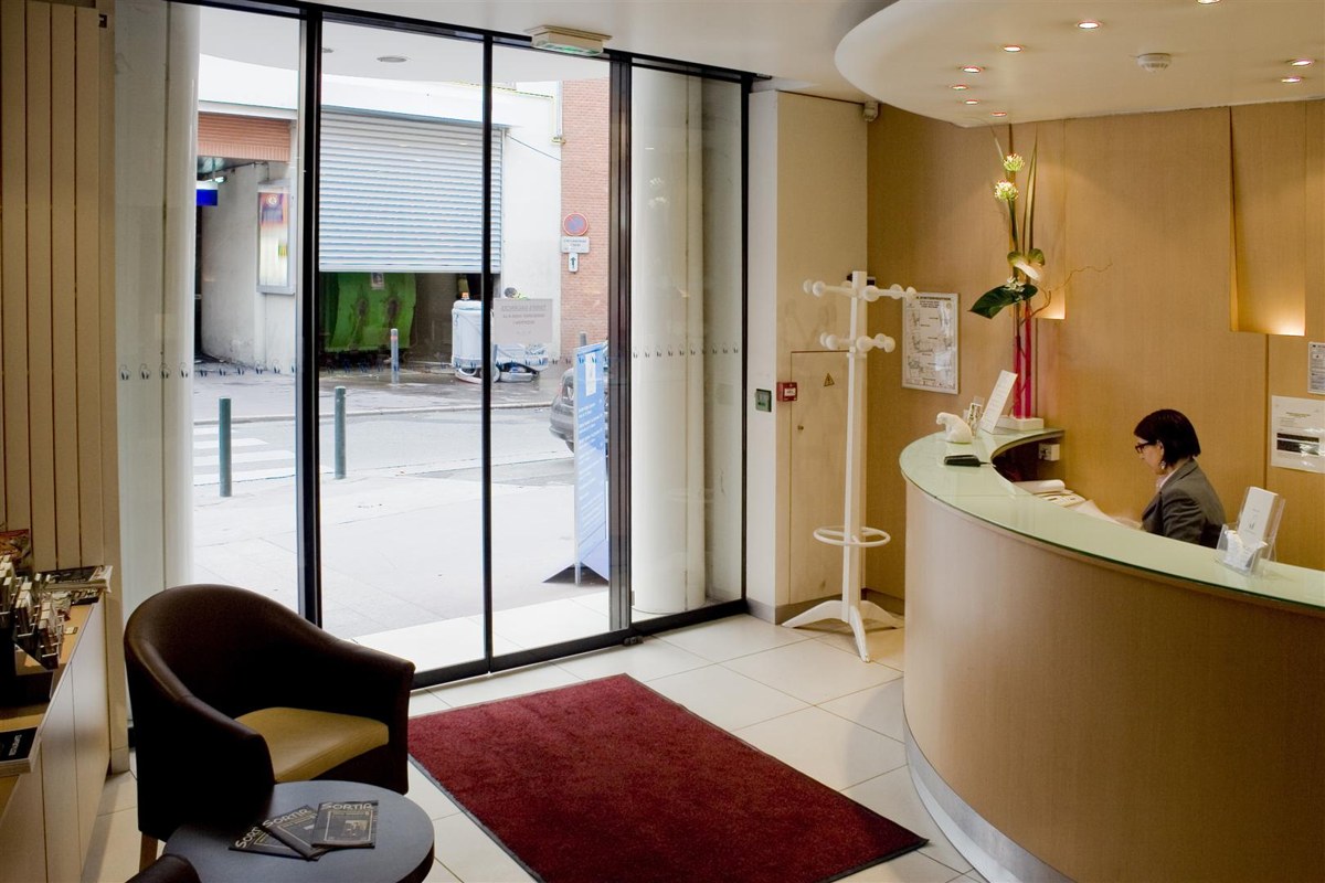 Ours Blanc - Place Victor Hugo photo 2
