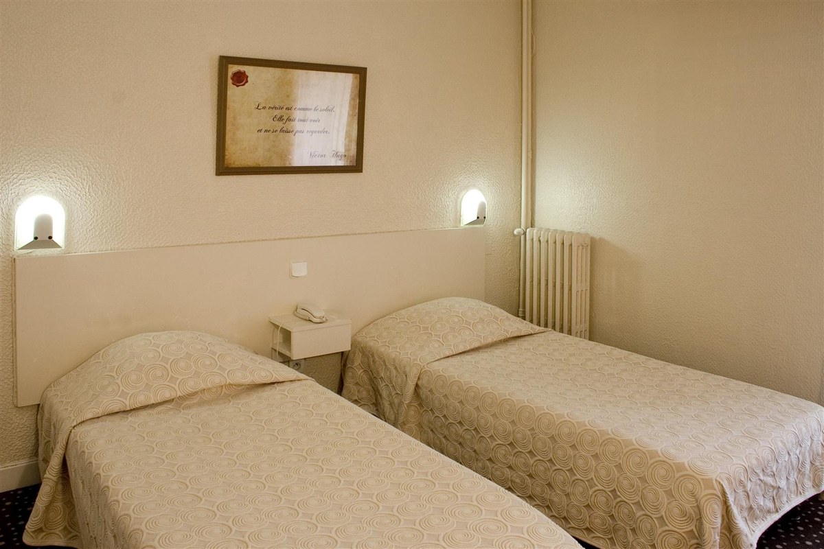 Ours Blanc - Place Victor Hugo photo 3