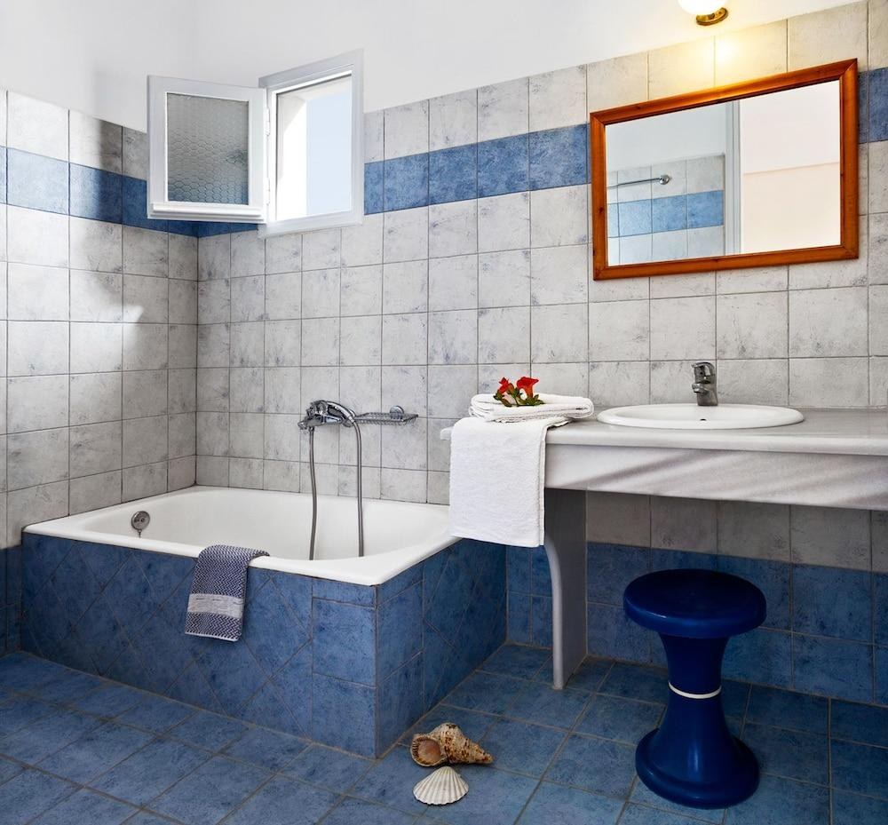 Dolphins Apartments Santorini photo 4