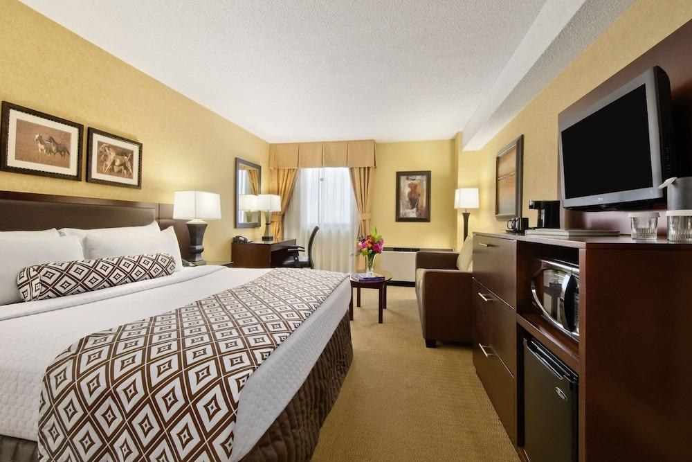 CROWNE PLAZA DENVER AIRPORT CONVENTION CTR photo 3