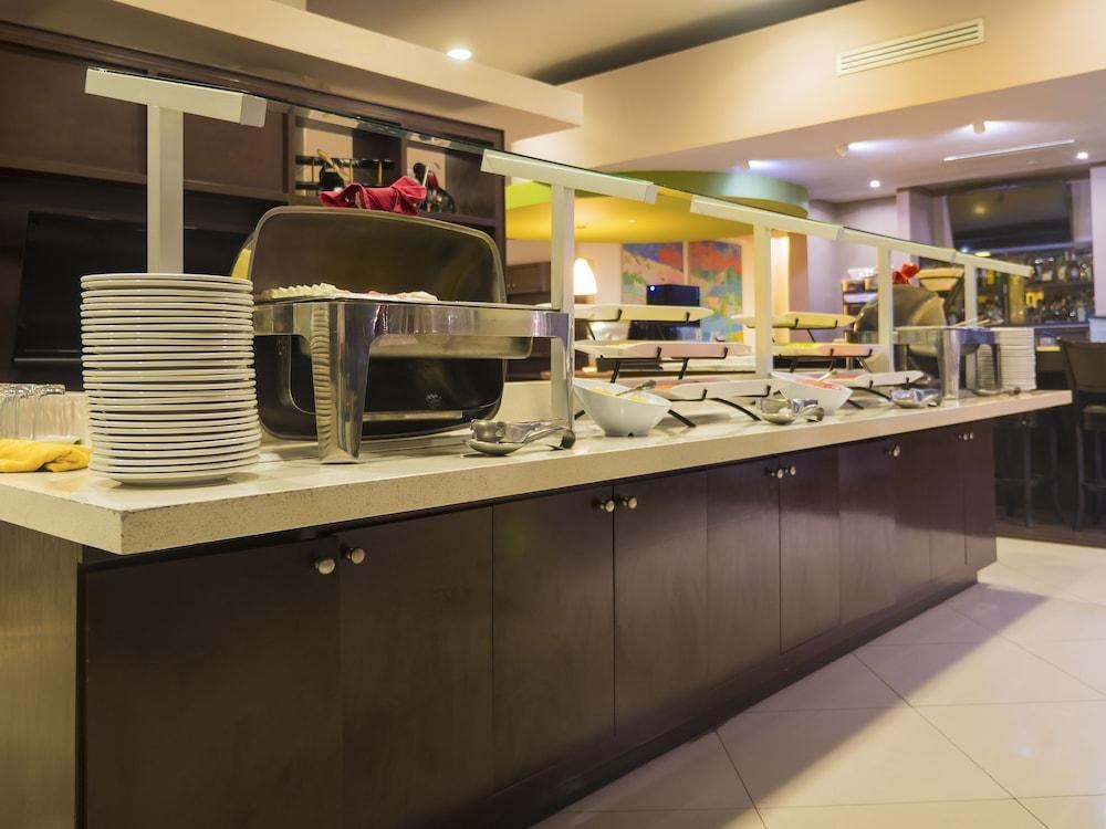 HOLIDAY INN TIJUANA ZONA RIO photo 4