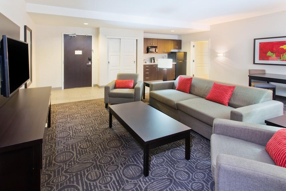 HOLIDAY INN HOTEL & SUITES RED DEER SOUTH photo 2