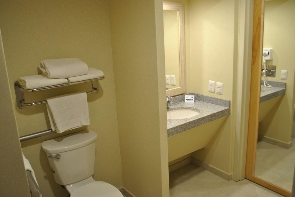 HOLIDAY INN EXPRESS TOLUCA photo 3