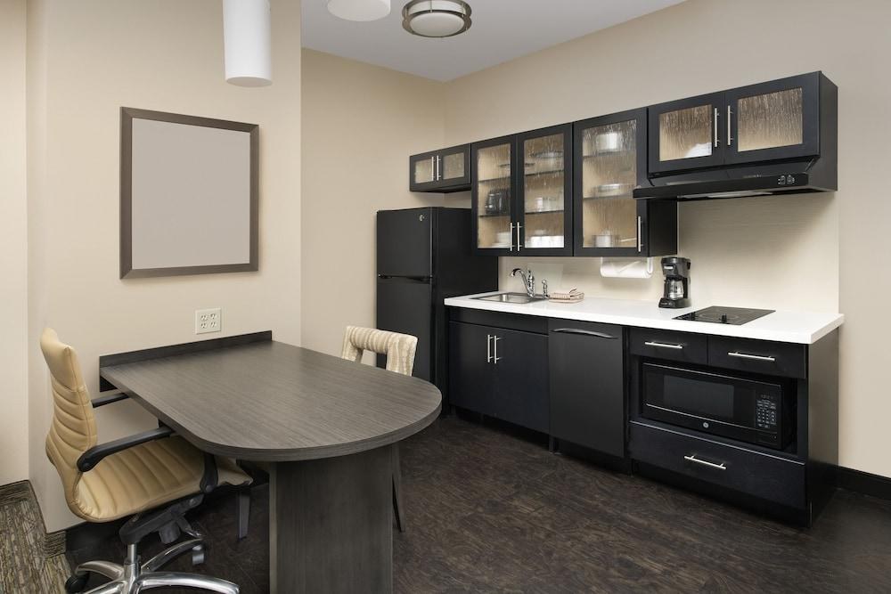 CANDLEWOOD SUITES CHARLESTON - NORTHWOODS photo 2