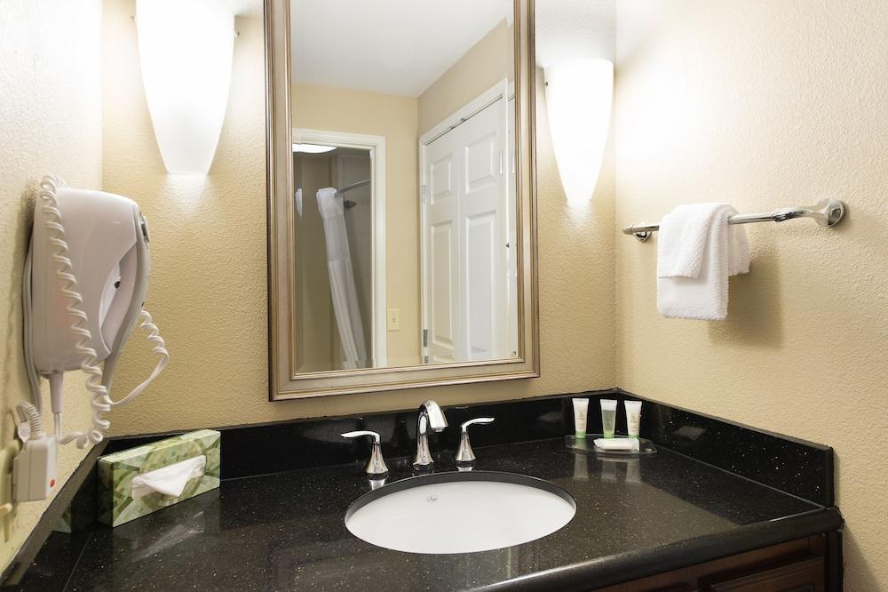 STAYBRIDGE SUITES CHARLESTON-ASHLEY PHOSPHATE photo 2