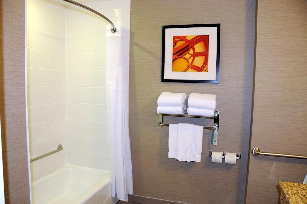HOLIDAY INN EXPRESS SUITES photo 3